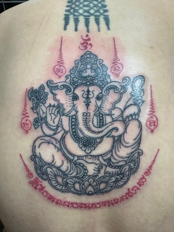 Phra Phikanet (Ganesha) on back