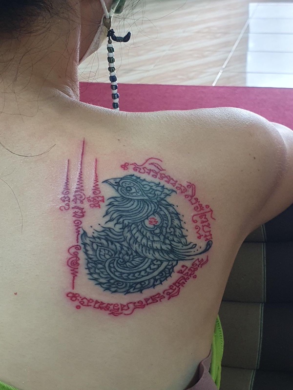 Hong with red circle on shoulder