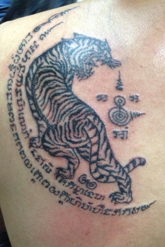 Suea (twin tigers) Sak Yant design — close-up